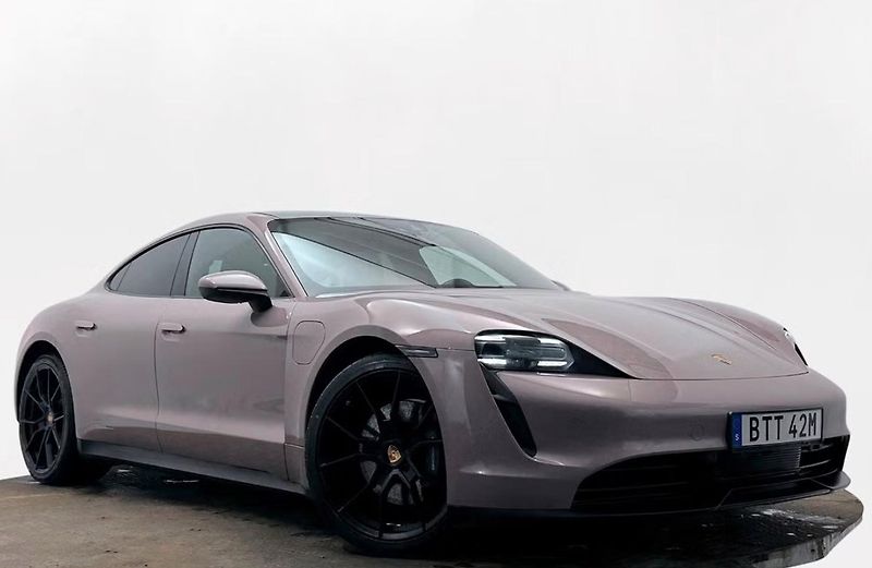 Porsche Taycan 93 kWh Panorama - fotka 4 z 25