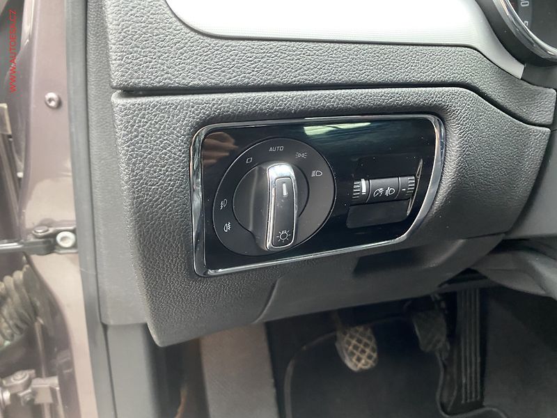 Škoda Superb (2012) 2.0 TDi, Ambition - fotka 15 z 17