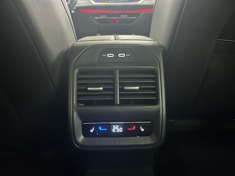 Volkswagen Passat (2025) R-Line Black 142kW DSG 4WD | Z - fotka 42 z 65
