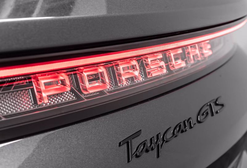 Porsche Taycan GTS Sport Turismo Burm HuD Inn - fotka 9 z 26