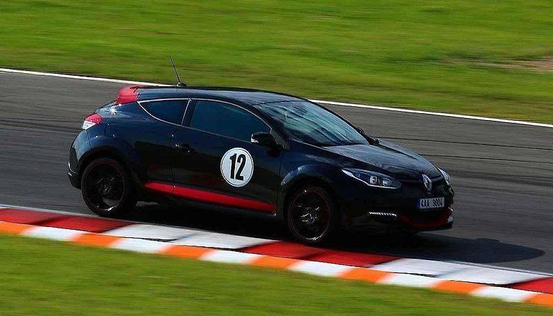 Rychlé Renaulty na Autodromu v Mostě.