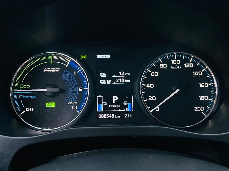 Mitsubishi Outlander 2.4i+HYBRID 4x4 SERVISKA TAŽNÉ - fotka 52 z 53