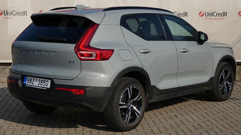 Volvo XC40 B3 PLUS DARK - fotka 3 z 23