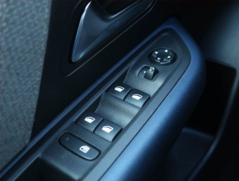 Citroën C4 (2021) 1.2 PureTech, ČR,1.maj - fotka 16 z 18