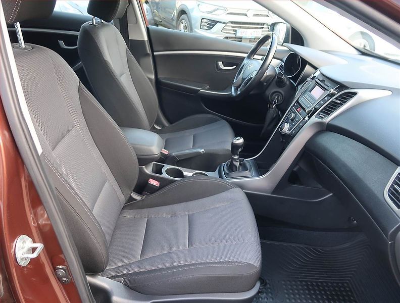 Hyundai i30 (2014) 1.6 GDI, Serv.kniha, Tempomat - fotka 9 z 14