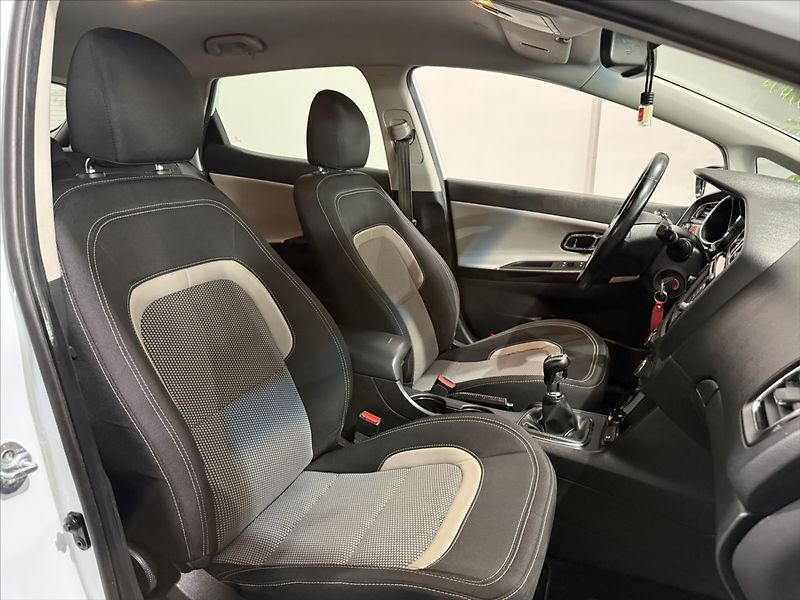 Kia Ceed 1,6   CRDI 94KW NAVI KAMERA ČR - fotka 30 z 44