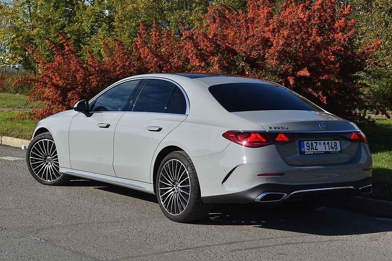 Nový Mercedes-E je současně důstojný i naprosto moderní