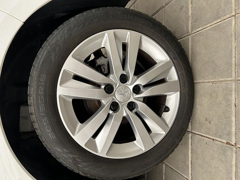 Peugeot 308 1.2 i . - fotka 9 z 21