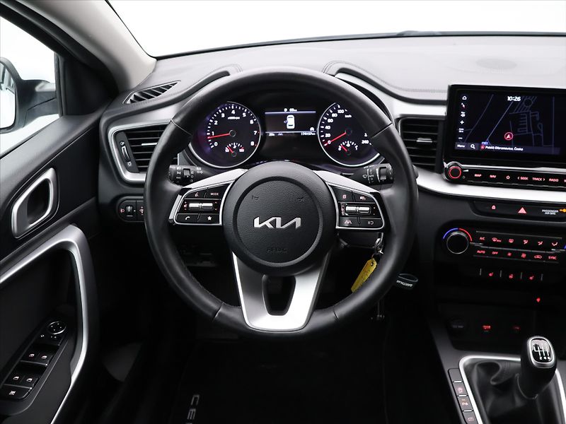 Kia Ceed 1,5 T-GDI 117kW TOP DPH CZ 1.M - fotka 18 z 32