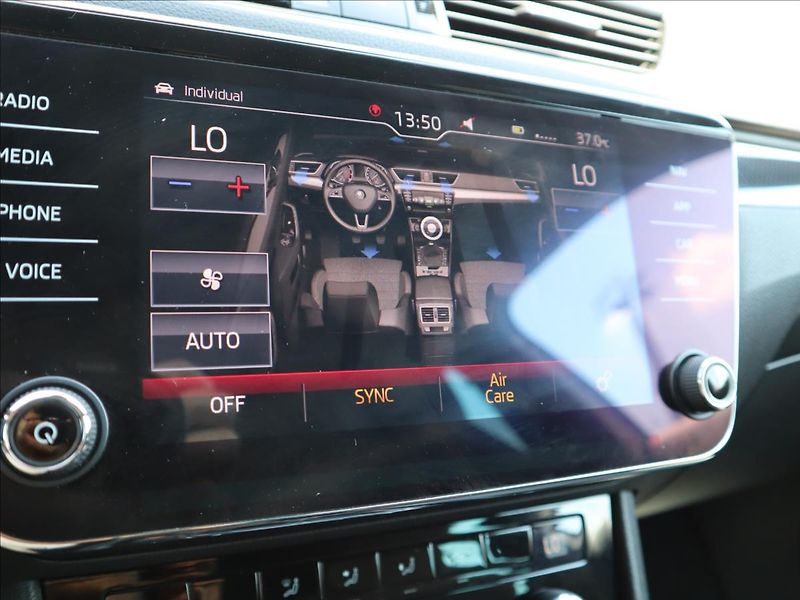 Škoda Superb 2,0 TDI SportLine Kamera ACC - fotka 27 z 36