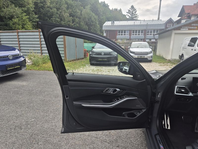 BMW Řada 3 TOURING 330D M SPORT 210kw 19A - fotka 37 z 50