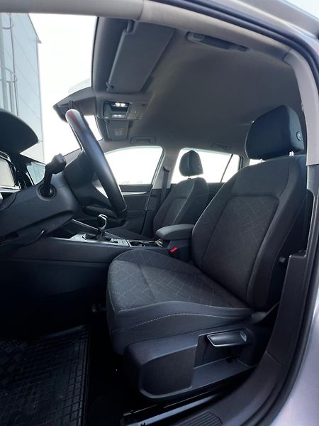 Volkswagen Golf 2.0TDI ACC LED Comfort - fotka 7 z 24