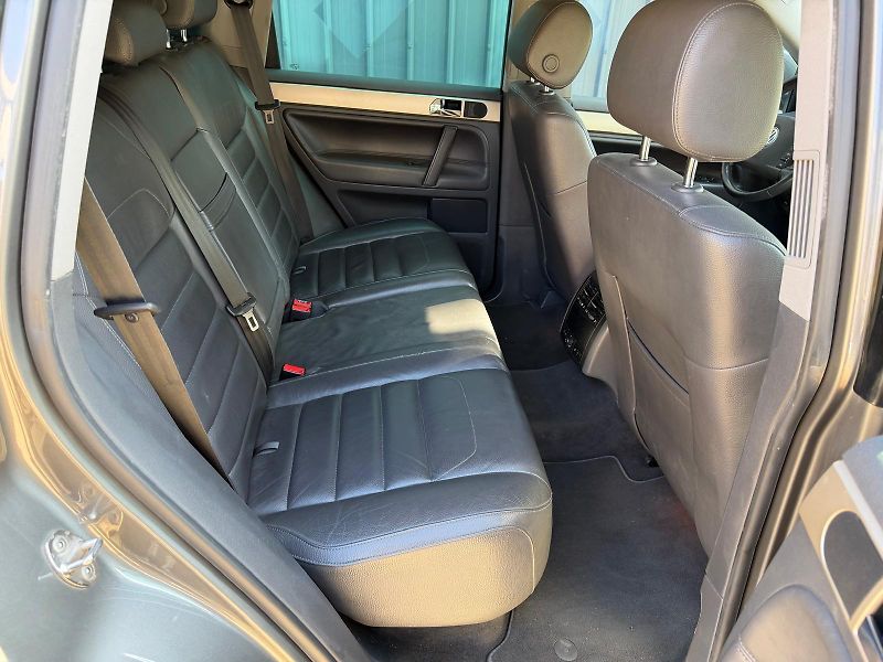 Volkswagen Touareg 3,0 TDi V6 4-motion /servis.k. - fotka 17 z 33