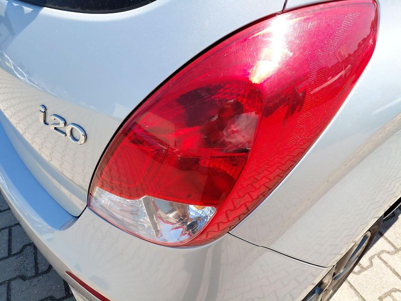 Hyundai i20 (2014) 1,25i 63 kW Family Go - fotka 12 z 24