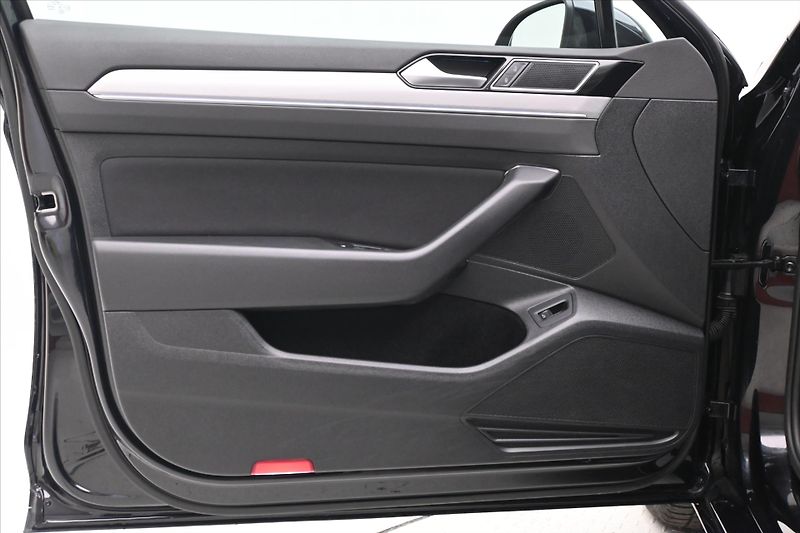 Volkswagen Passat 2,0 TDI 110kW DSG Business Zár - fotka 25 z 33