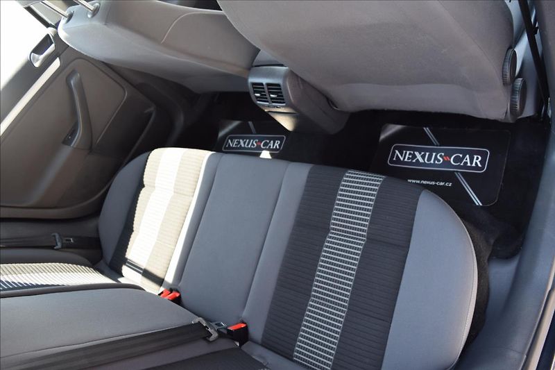 Volkswagen Golf 1,4 i 59KW NOVÁ STK ALU KLIMA - fotka 22 z 46