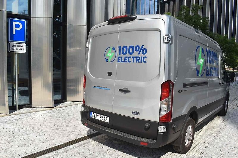 Testovaný Ford-E Transit působil mezi žlutými dodávkami jako stříbrná vrána