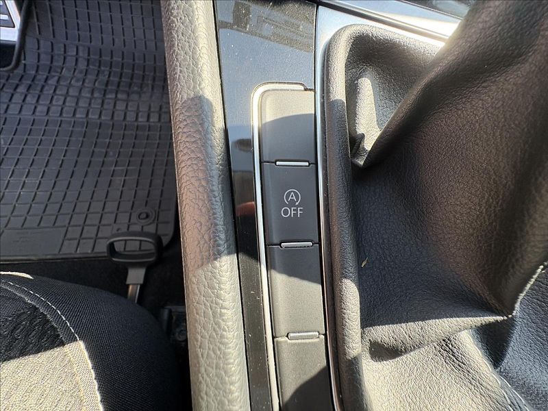 Volkswagen Golf 2,0 TDi 110kW Cup,Navi,Kamera - fotka 12 z 38