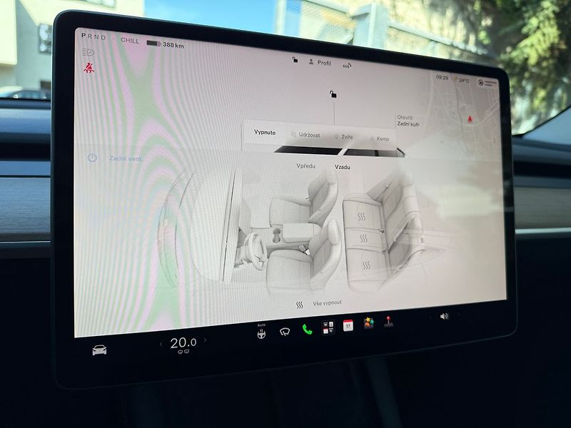 Tesla Model Y Long Range AWD - fotka 16 z 39
