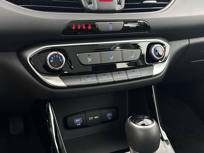 Hyundai i30 SMART DCT - fotka 19 z 26