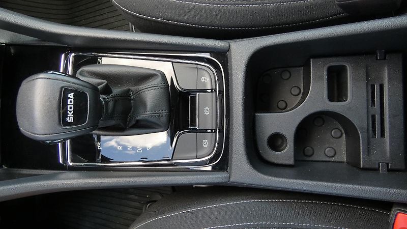 Škoda Karoq 1,5 TSI DSG Ambition - fotka 18 z 24