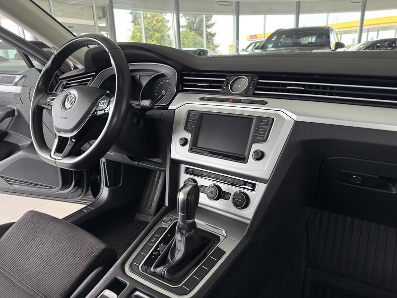 Volkswagen Passat 1,6TDI DSG*ComfortLine*ACC*Nav - fotka 14 z 32
