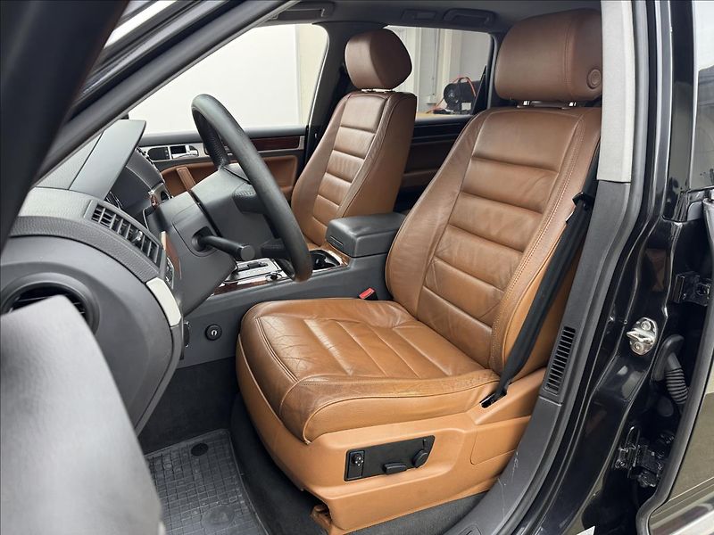 Volkswagen Touareg 3,0 165kW V6 NZ.TOP KŮŽE TAŽNÉ - fotka 31 z 42