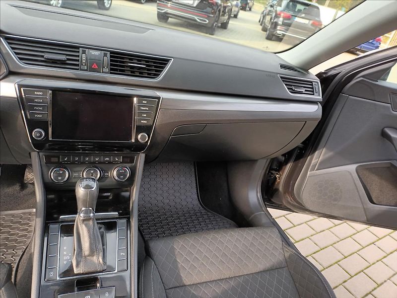 Škoda Superb 2,0 TDI,110KW,NAVI,VÝHŘEV, - fotka 13 z 41