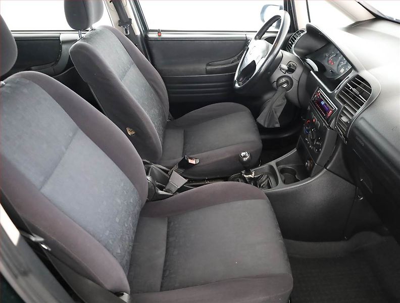 Opel Zafira (2001) 2.0 DTI 16V, 7 míst, nová STK - fotka 7 z 19