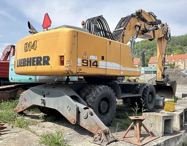 Liebherr (2013) A914 bagr offset+nohy 23t - fotka 2 z 10