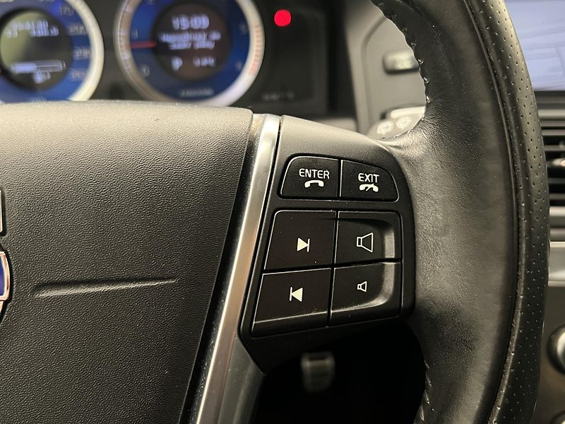Volvo XC60 D5 AWD R-DESIGN AUT  - fotka 22 z 27