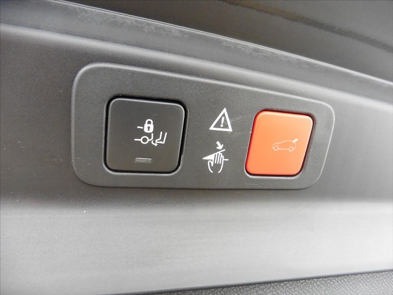 Peugeot 5008 2.0 HDi Allure 7.míst - fotka 16 z 17