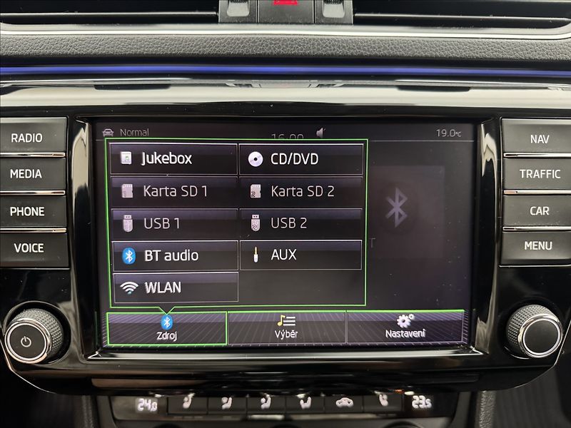 Škoda Superb 2,0 DSG L&K DPH NZ.TOP DCC TZ - fotka 16 z 49