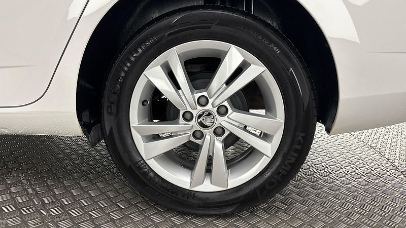 Škoda Fabia 1.0 TSI Ambition Combi - fotka 19 z 23