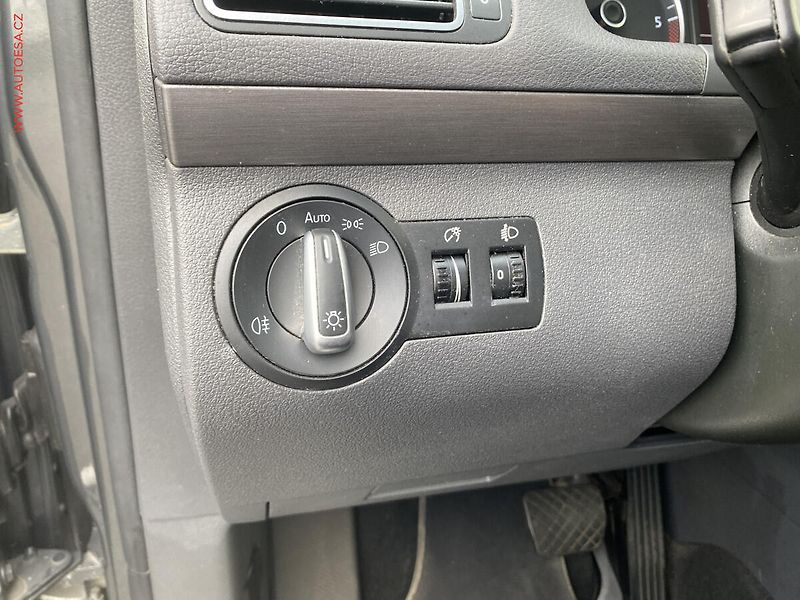 Volkswagen Touran (2011) 1.6 TDi, DSG, panor, navi - fotka 13 z 16