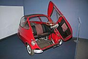 Aerodynamický boubelatý vůz Isetta. Vstup jako do lednice umožňovala dopředu s volantem odklopná čelní stěna. Foto: Wikimedia Commons, Isolsettstonylanciabeta, CC BY-SA 2.0
