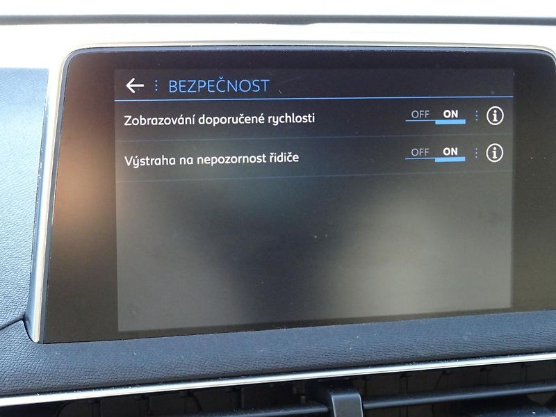 Peugeot 3008 (2017) ACTIVE 1.6 BlueHDi 120k MAN6 - fotka 31 z 47