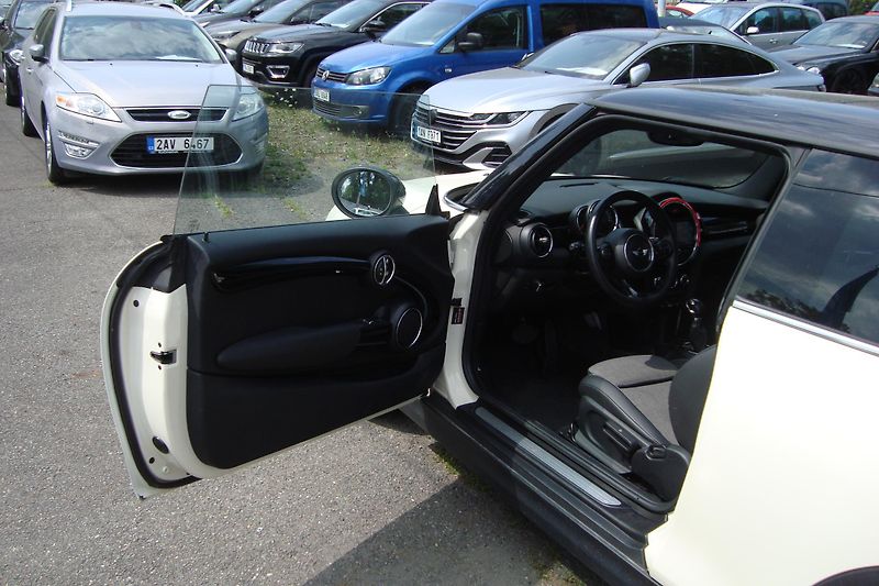 Mini Cooper (2017) 1.5 D, AUTOMAT - fotka 23 z 66