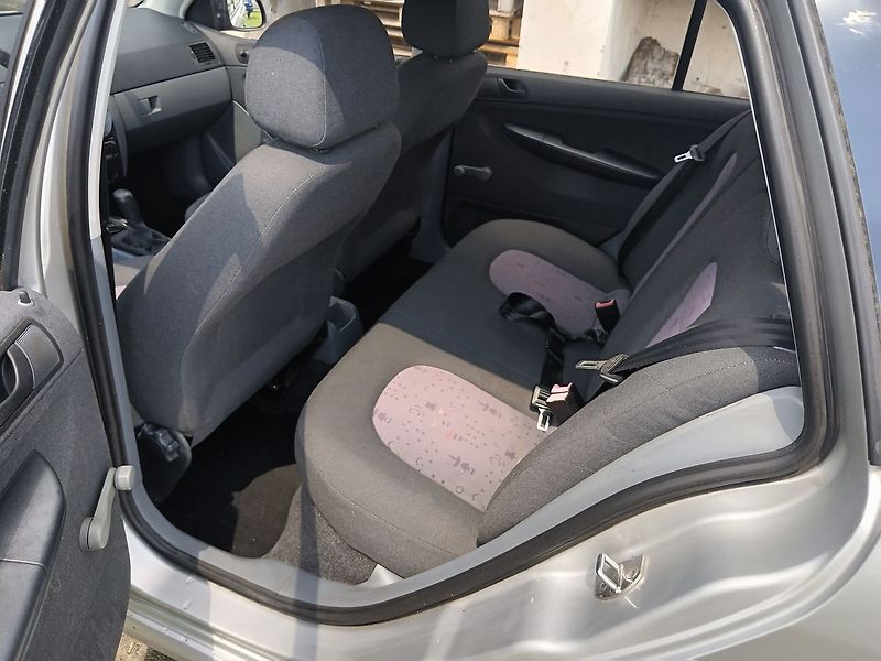 Škoda Fabia 1.2 HTP Classic Combi - fotka 13 z 21