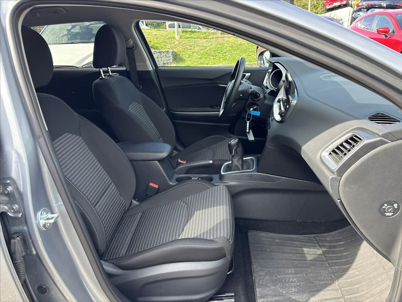 Kia Ceed 1,5 TGDi 118kW TOP ZÁRUKA - fotka 15 z 39