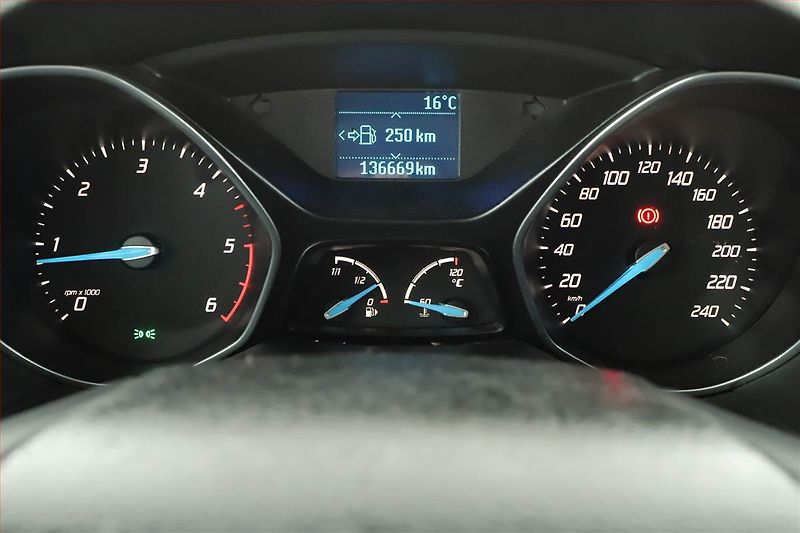 Ford Focus (2012) 1.6 TDCi, Tempomat - fotka 8 z 17