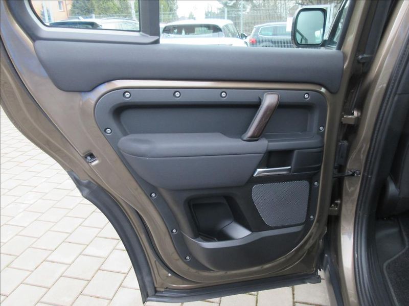 Land Rover Defender 2,0 D200 110,1.Maj, ČR, DPH - fotka 17 z 44
