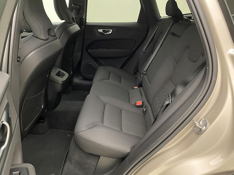 Volvo XC60 B5 AWD PLUS DARK AUT CZ 1.maj - fotka 5 z 63