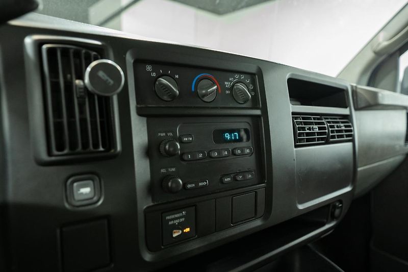 GMC Savana 4.8 V8 Vortec 208 kW - fotka 13 z 32