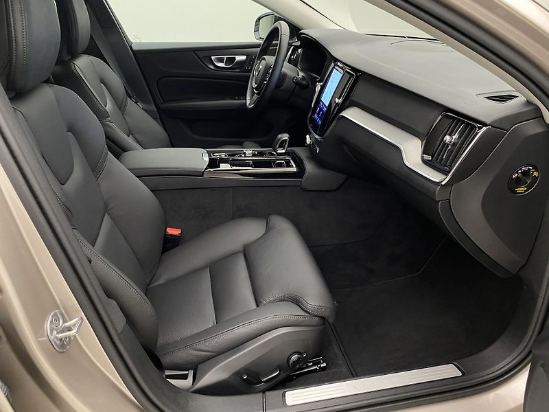 Volvo V60 T6 AWD PLUG-IN DARK REZERVACE - fotka 24 z 58