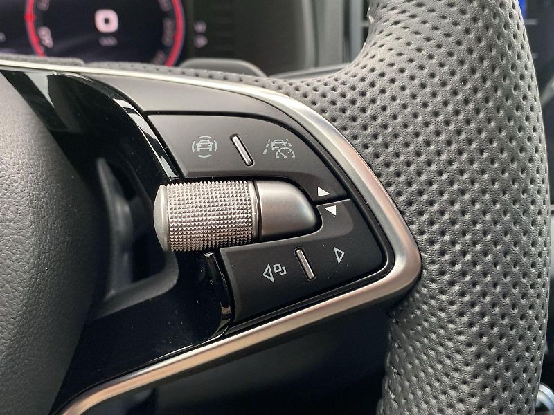 Škoda Karoq (2025) TDI 4x4 DSG Sportline - fotka 17 z 35