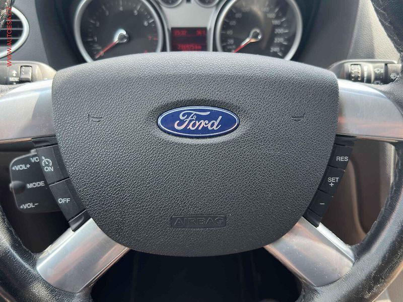 Ford Focus (2010) 2.0 16V, AC, tempo - fotka 12 z 17