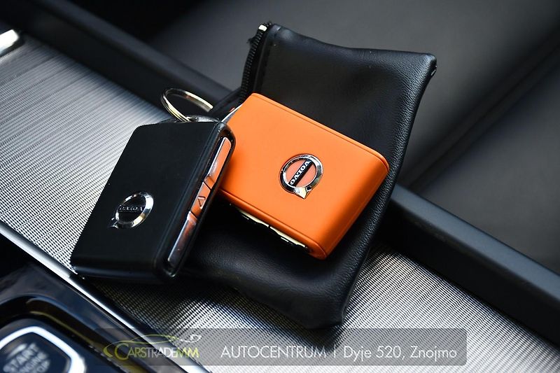 Volvo XC60 2.0T8 R-Desing RECHARGE - fotka 37 z 54