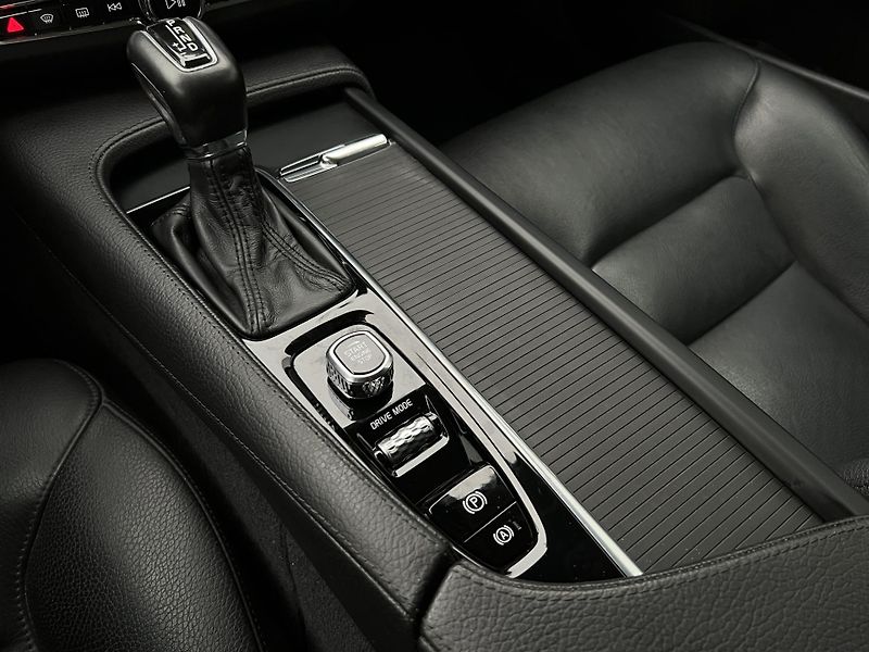 Volvo S90 D4 MOMENTUM 1. maj. - fotka 23 z 43
