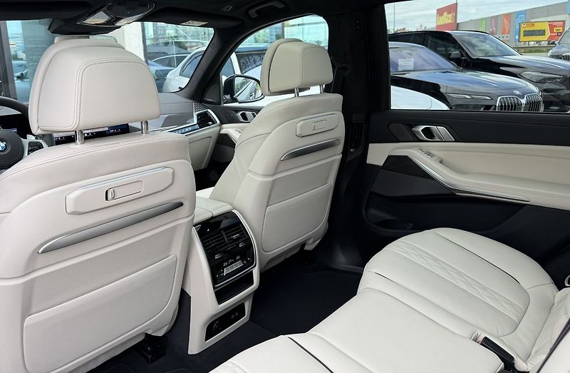 BMW X7 xDrive 40d - fotka 17 z 24